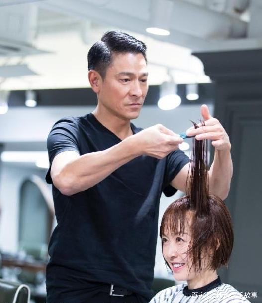 刘德华为鲁豫剪发看看这专业的手法简直就是被唱歌耽误的发型师
