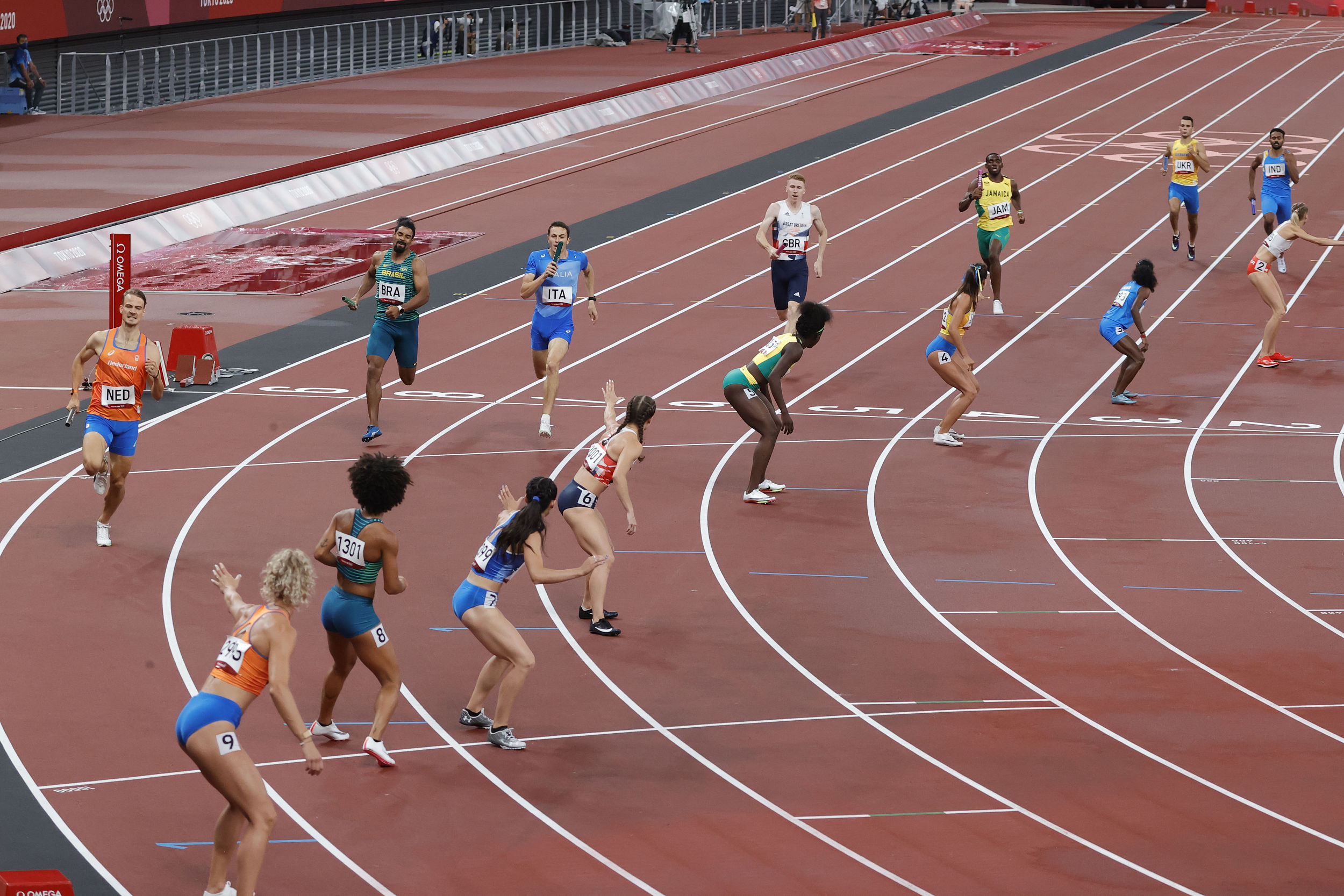 男女4x400米接力預賽首次設項,奪冠大熱門美國隊因犯規出局.