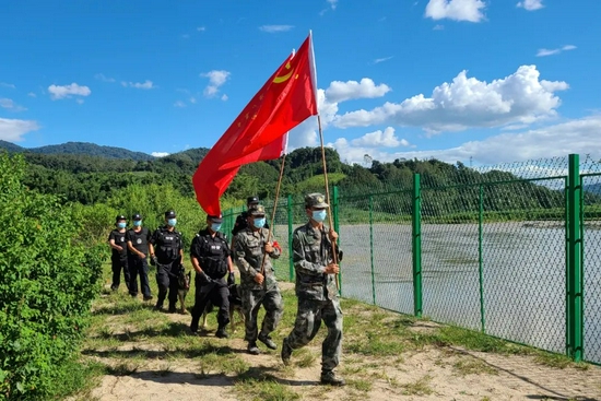 2020年9月，云南省瑞丽市户育乡班岭村，巡逻队员正在中缅边境的南宛河畔巡逻，防控境外疫情输入。