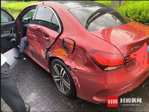 警方回应大货车雨中顶推奔驰行驶_“奔驰车被大货车雨中顶推行驶超1公里”，四川泸州交警回应